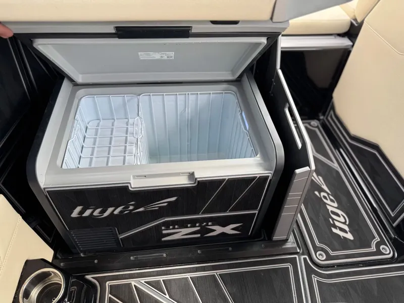 Slide: The Image of Tigé Ultré 25ZX 2024 - 14