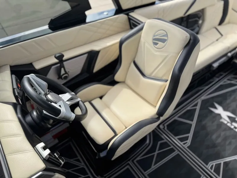 Slide: The Image of Tigé Ultré 25ZX 2024 - 15