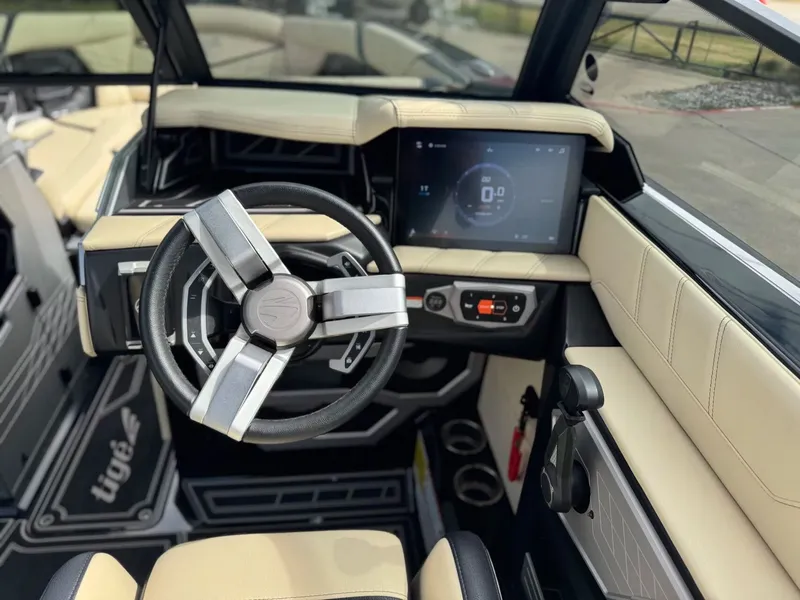 Slide: The Image of Tigé Ultré 25ZX 2024 - 17