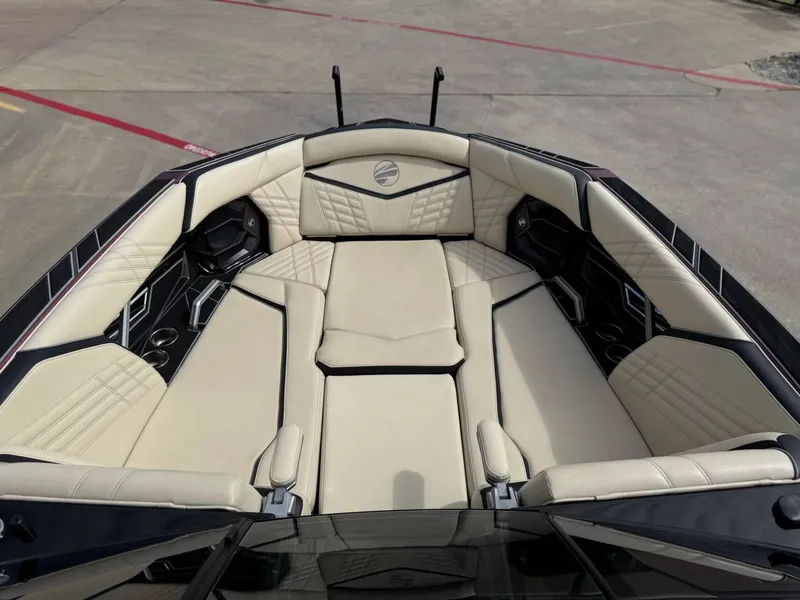 Slide: The Image of Tigé Ultré 25ZX 2024 - 19