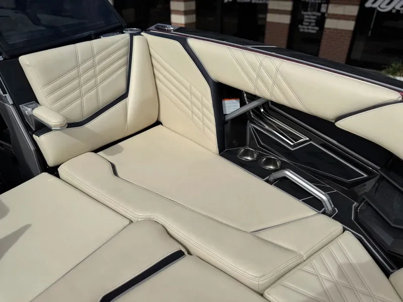 Slide: The Image of Tigé Ultré 25ZX 2024 - 20