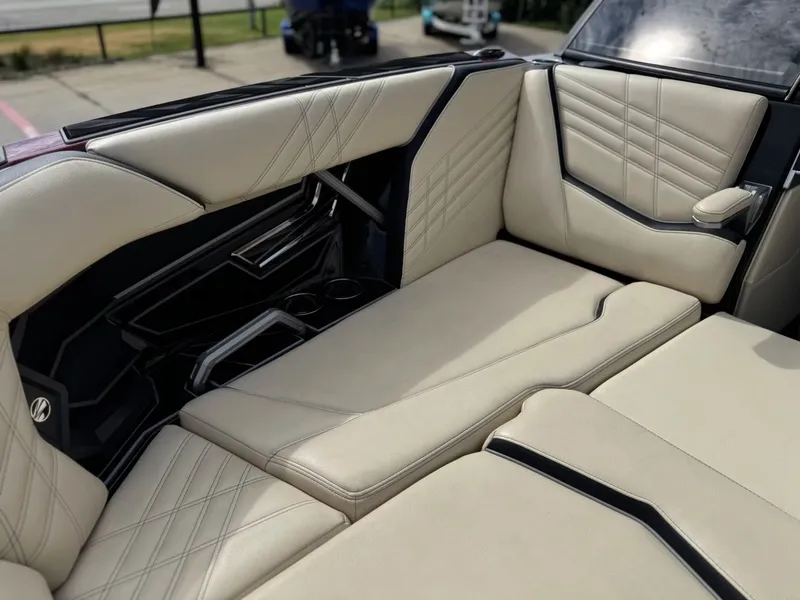 Slide: The Image of Tigé Ultré 25ZX 2024 - 21