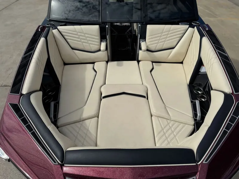 Slide: The Image of Tigé Ultré 25ZX 2024 - 22