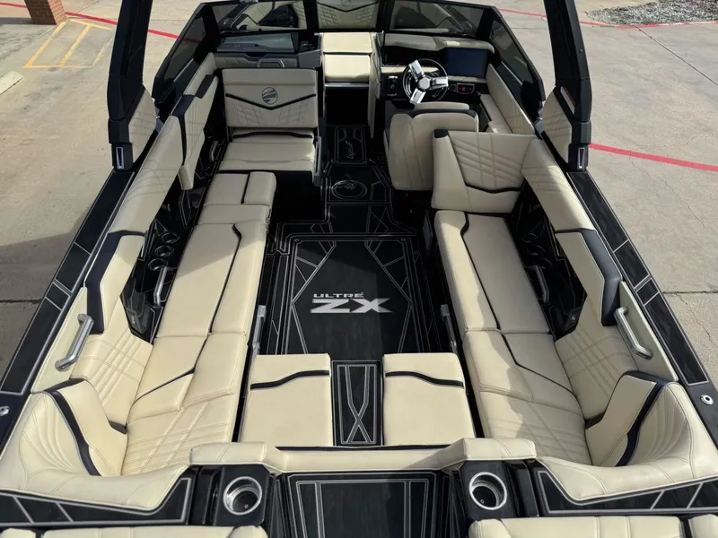 Slide: The Image of Tigé Ultré 25ZX 2024 - 23