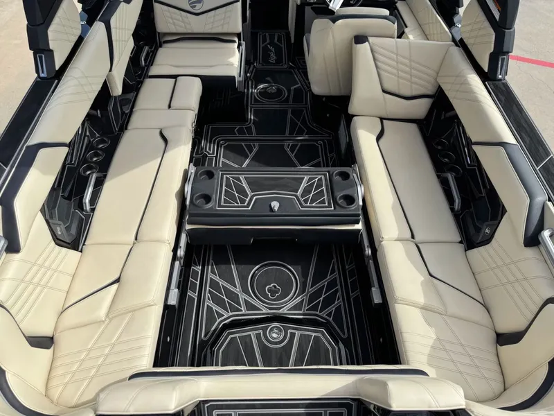 Slide: The Image of Tigé Ultré 25ZX 2024 - 24