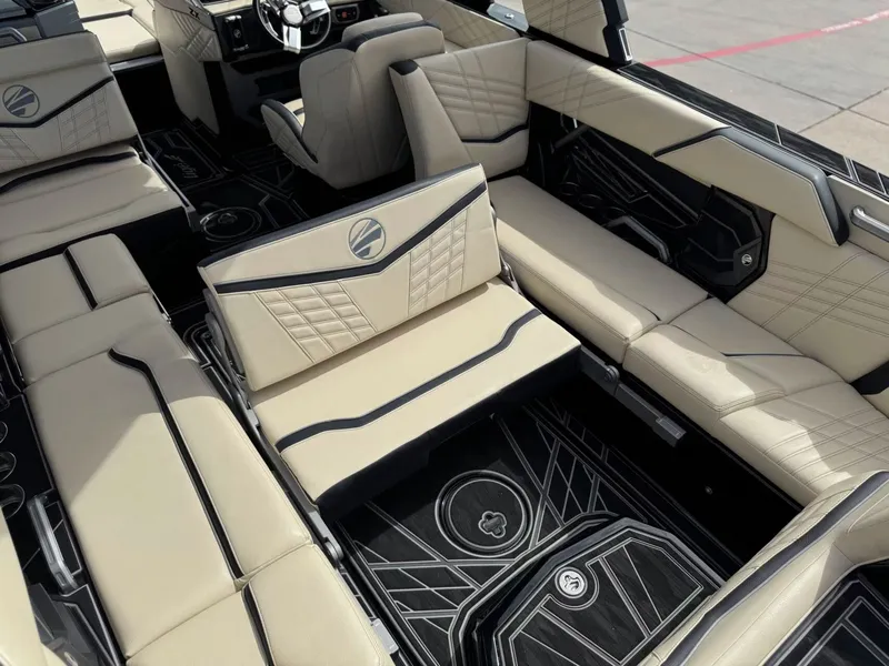 Slide: The Image of Tigé Ultré 25ZX 2024 - 25