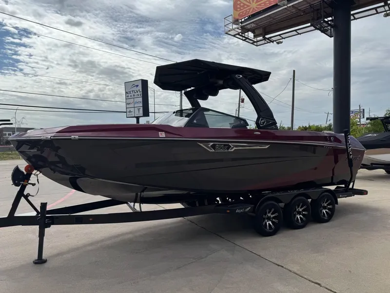 Slide: The Image of Tigé Ultré 25ZX 2024 - 7