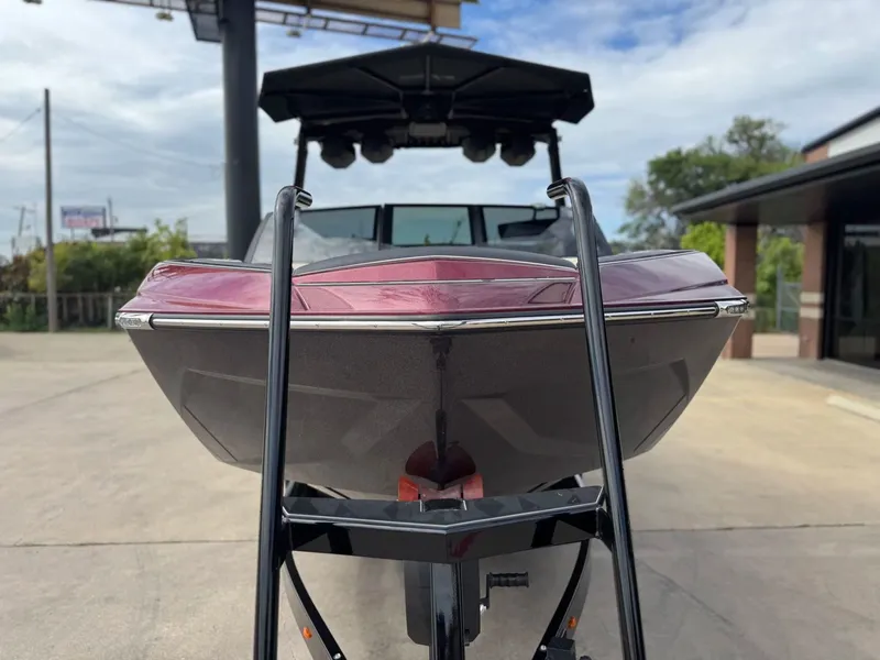 Slide: The Image of Tigé Ultré 25ZX 2024 - 8