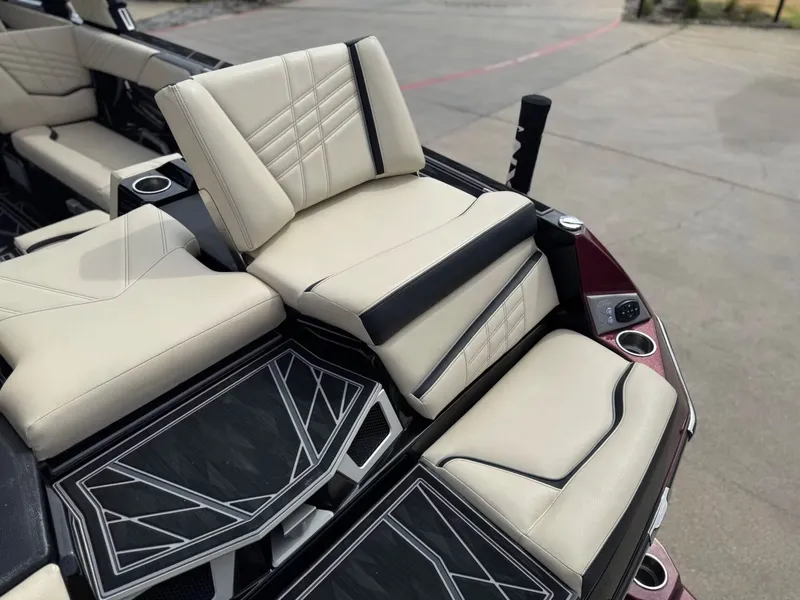 Slide: The Image of Tigé Ultré 25ZX 2024 - 9