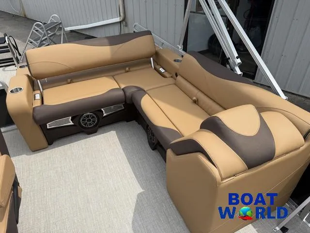 Slide: The Image of Tahoe LTZ 2385 Swingback (VRB) & Honda 4-Stroke EFI 2025 - 19