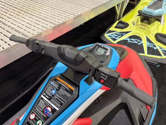 Slide: The Image of Yamaha JetBlaster DLX 2-Up 2025 - 4