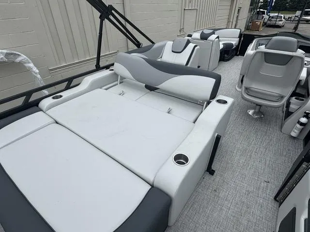 Slide: The Image of Tahoe LTZ 2385 VRB 2025 - 10