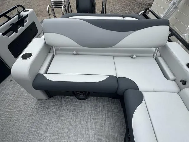 Slide: The Image of Tahoe LTZ 2385 VRB 2025 - 11