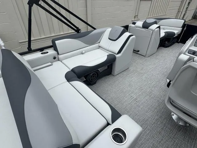 Slide: The Image of Tahoe LTZ 2385 VRB 2025 - 12