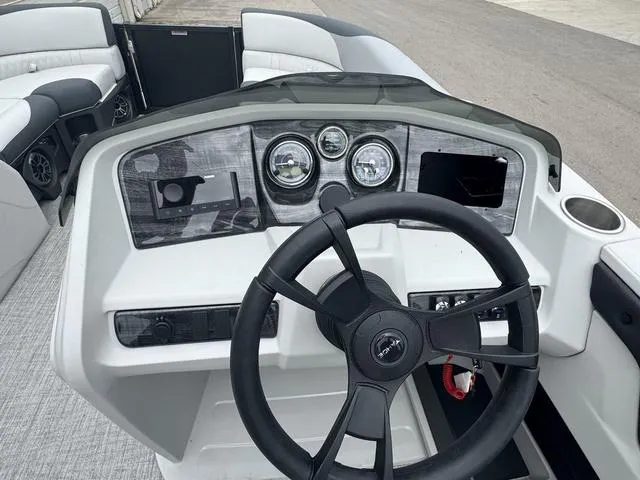 Slide: The Image of Tahoe LTZ 2385 VRB 2025 - 13