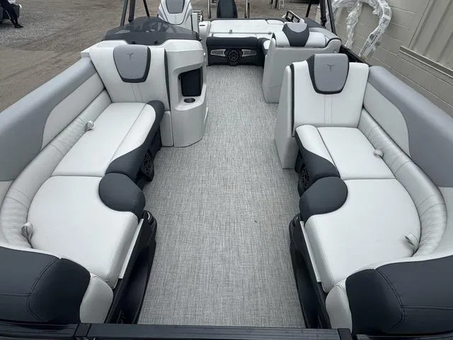 Slide: The Image of Tahoe LTZ 2385 VRB 2025 - 6