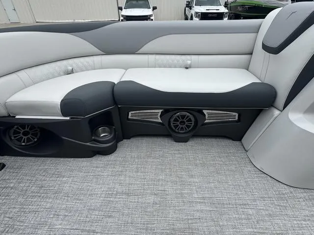 Slide: The Image of Tahoe LTZ 2385 VRB 2025 - 7