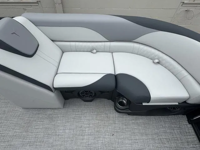 Slide: The Image of Tahoe LTZ 2385 VRB 2025 - 8