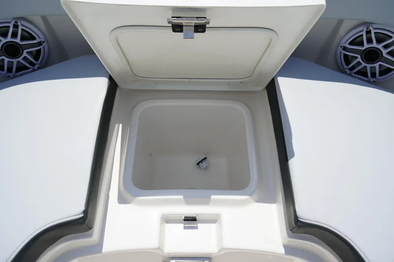 Slide: The Image of Robalo R300 Center Console 2026 - 57