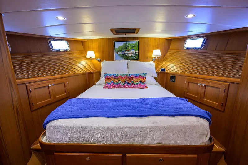 Slide: The Image of Queen size bed - 19