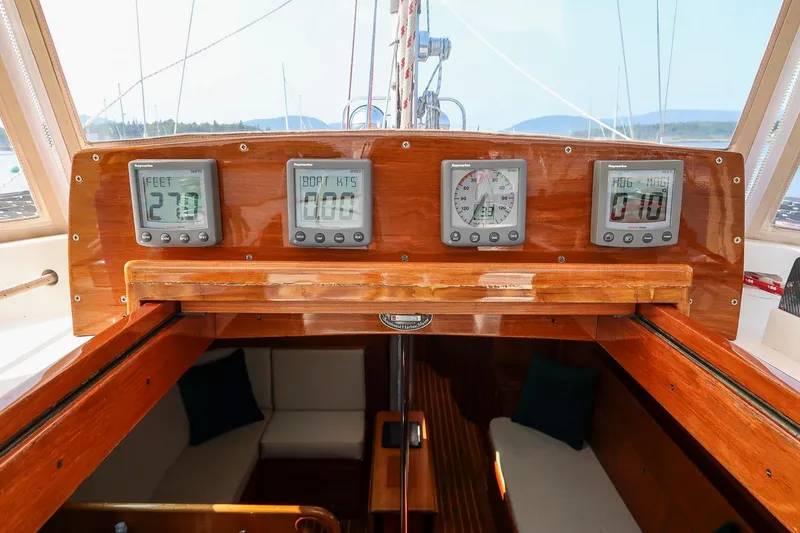 Slide: The Image of Hinckley Sou'wester 42 cockpit instruments, 1988 model, featuring depth, speed, and navigation displays. - 35
