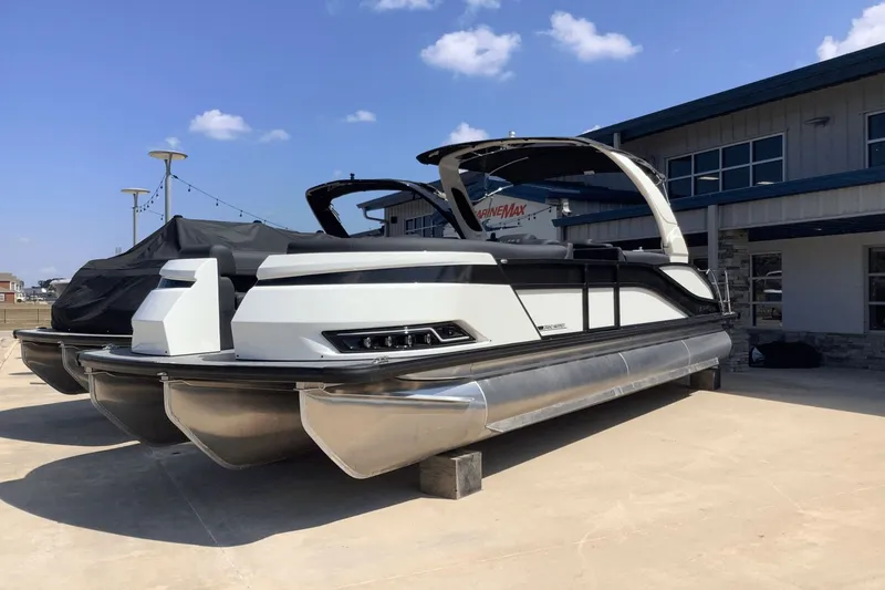 Slide: The Image of Harris Grand Mariner 250 2026 - 0