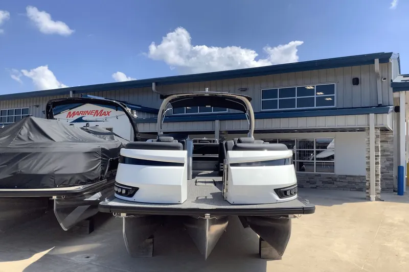 Slide: The Image of Harris Grand Mariner 250 2026 - 1