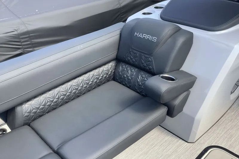 Slide: The Image of Harris Grand Mariner 250 2026 - 33