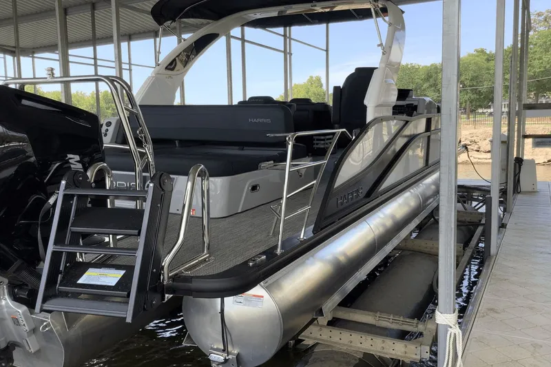 Slide: The Image of Harris Grand Mariner 250 2026 - 6