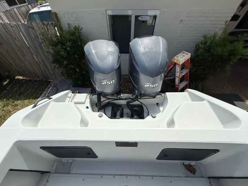 Slide: The Image of 2005 Boston Whaler 260 Outrage with dual Yamaha 250 engines, viewed from above. - 31