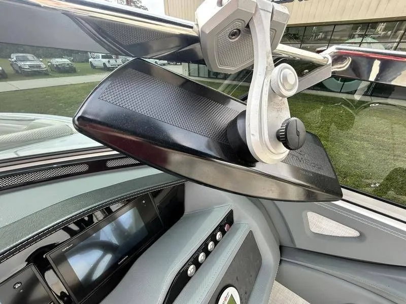 Slide: The Image of Cobalt R5 Surf 2020 - 15
