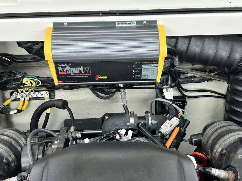 Slide: The Image of Cobalt R5 Surf 2020 - 40