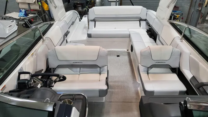 Slide: The Image of 2025 Formula 290 Bowrider 17 - 17