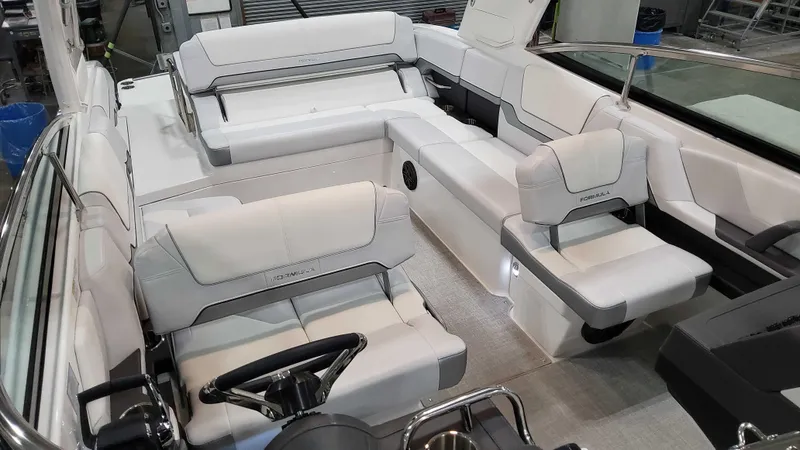 Slide: The Image of 2025 Formula 290 Bowrider 18 - 18