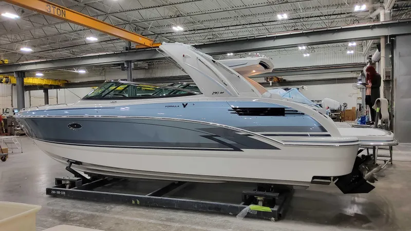 Slide: The Image of 2025 Formula 290 Bowrider 22 - 22