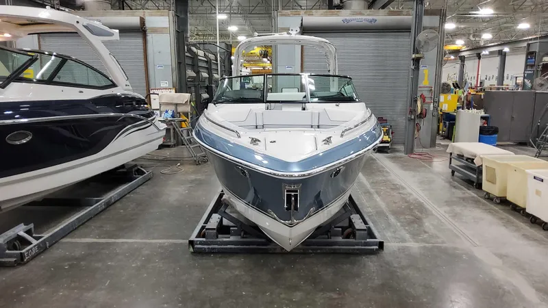 Slide: The Image of 2025 Formula 290 Bowrider 4 - 4