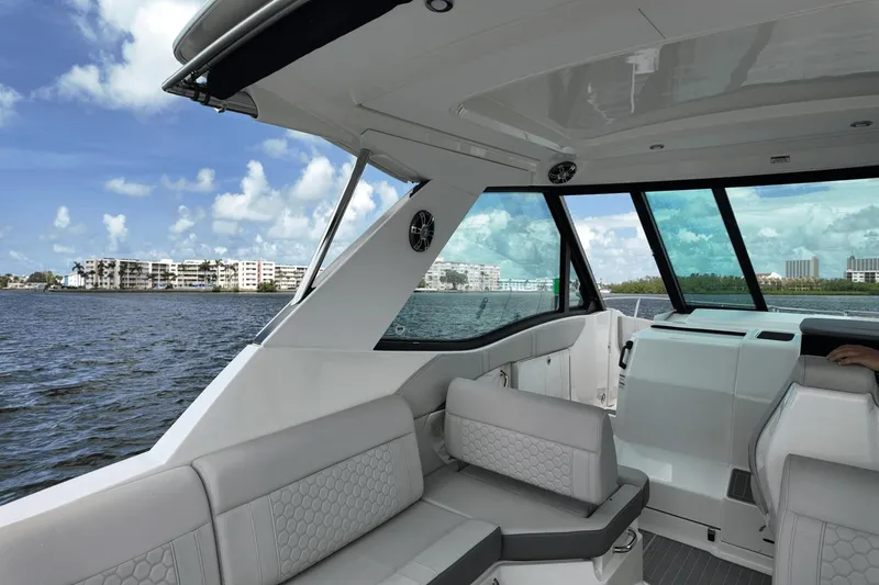 Slide: The Image of Sea Ray Sundancer 320 Outboard 2023 - 11