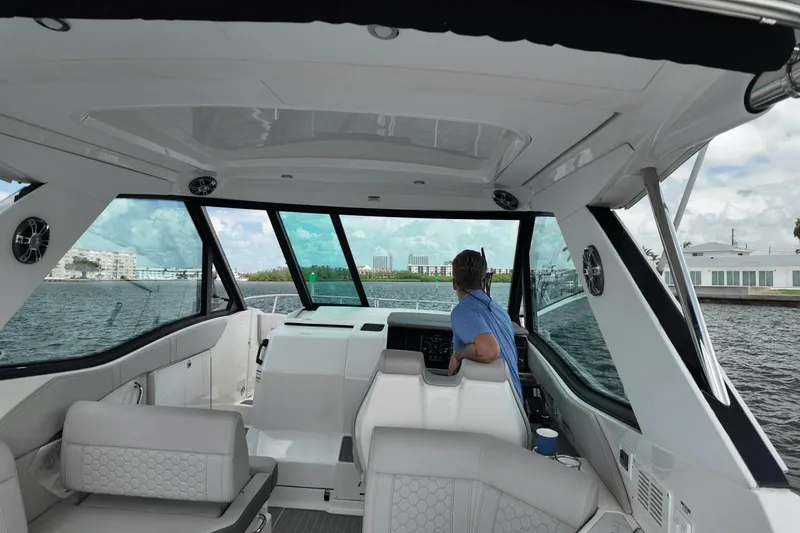 Slide: The Image of Sea Ray Sundancer 320 Outboard 2023 - 13