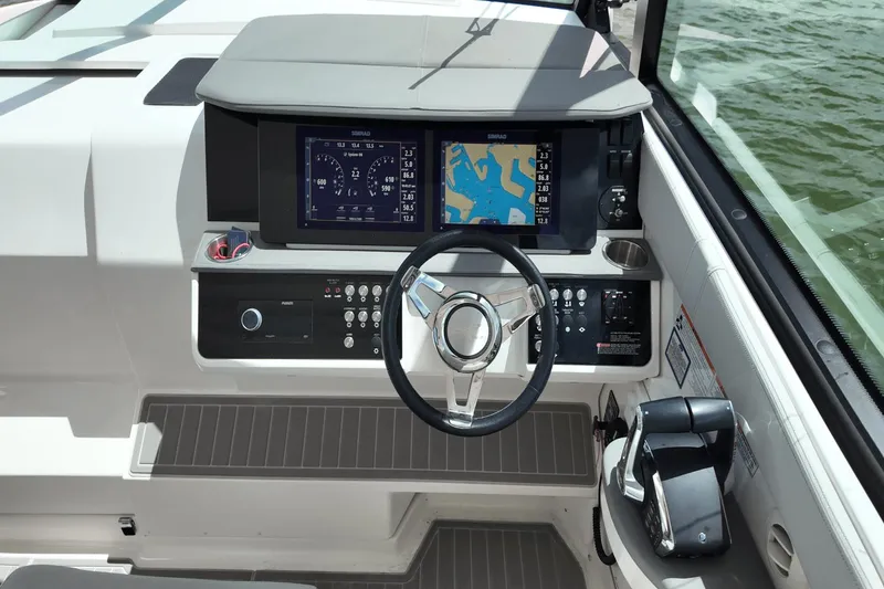 Slide: The Image of Sea Ray Sundancer 320 Outboard 2023 - 16