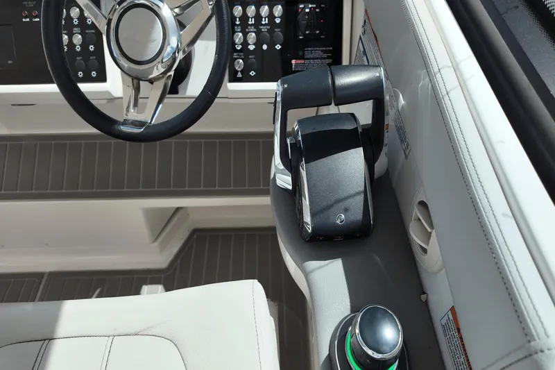 Slide: The Image of Sea Ray Sundancer 320 Outboard 2023 - 17