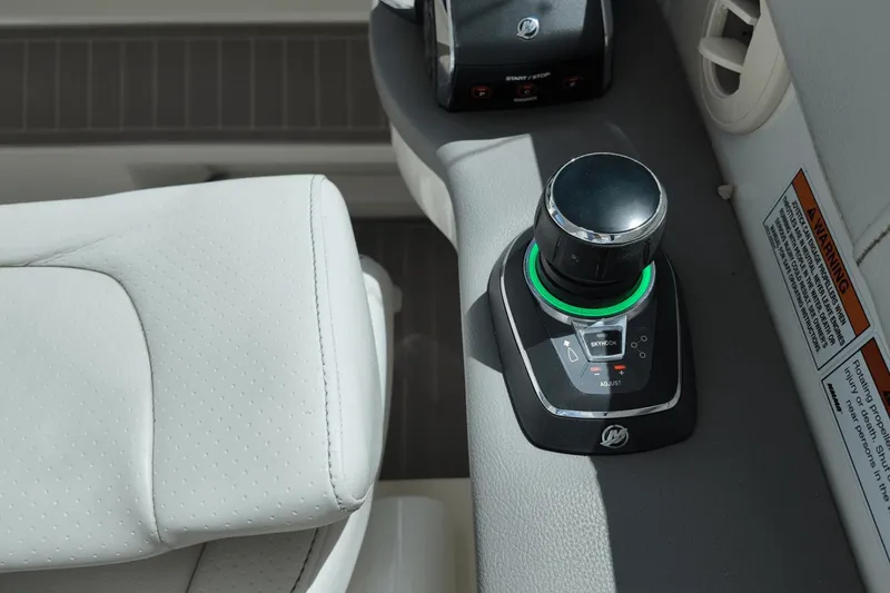 Slide: The Image of Sea Ray Sundancer 320 Outboard 2023 - 18