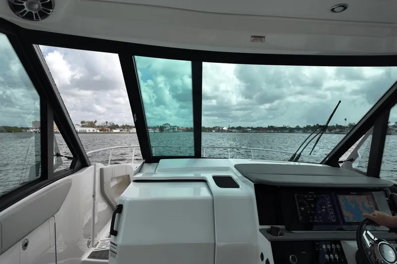 Slide: The Image of Sea Ray Sundancer 320 Outboard 2023 - 20
