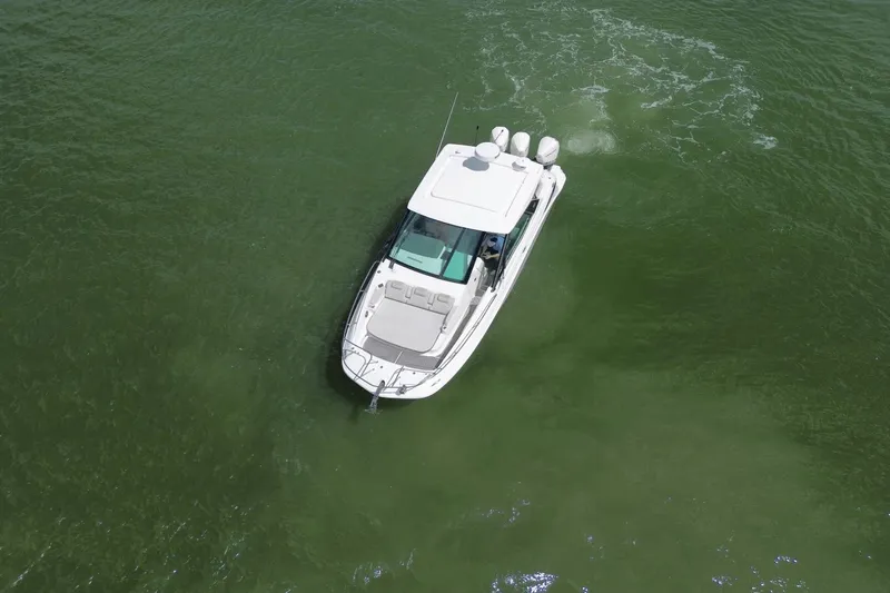 Slide: The Image of Sea Ray Sundancer 320 Outboard 2023 - 5