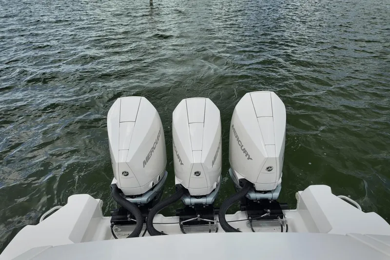 Slide: The Image of Sea Ray Sundancer 320 Outboard 2023 - 7