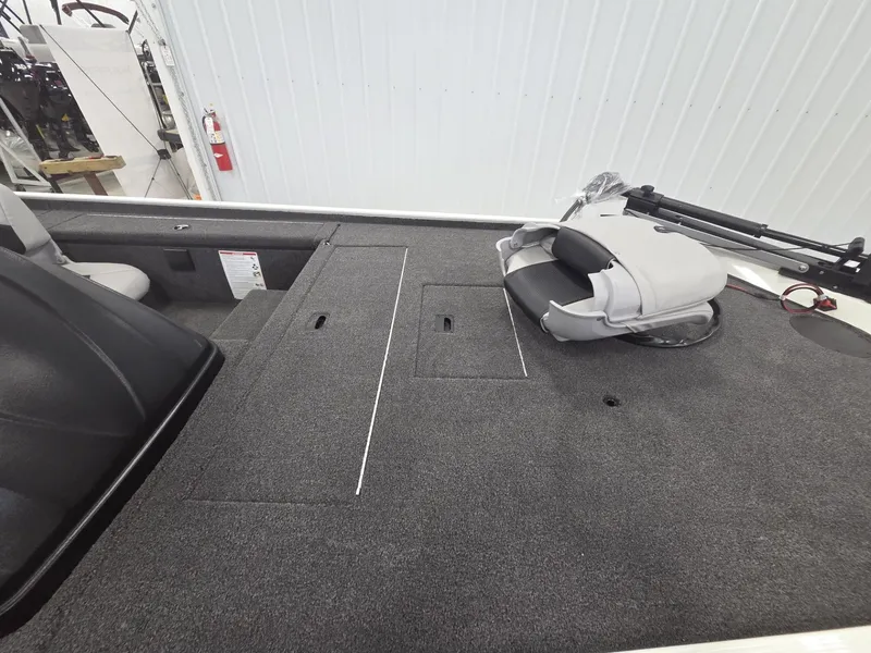 Slide: The Image of Crestliner 1600 Storm 2025 - 13