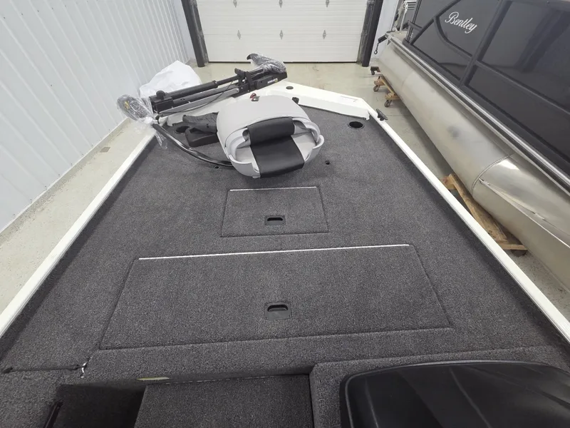 Slide: The Image of Crestliner 1600 Storm 2025 - 14