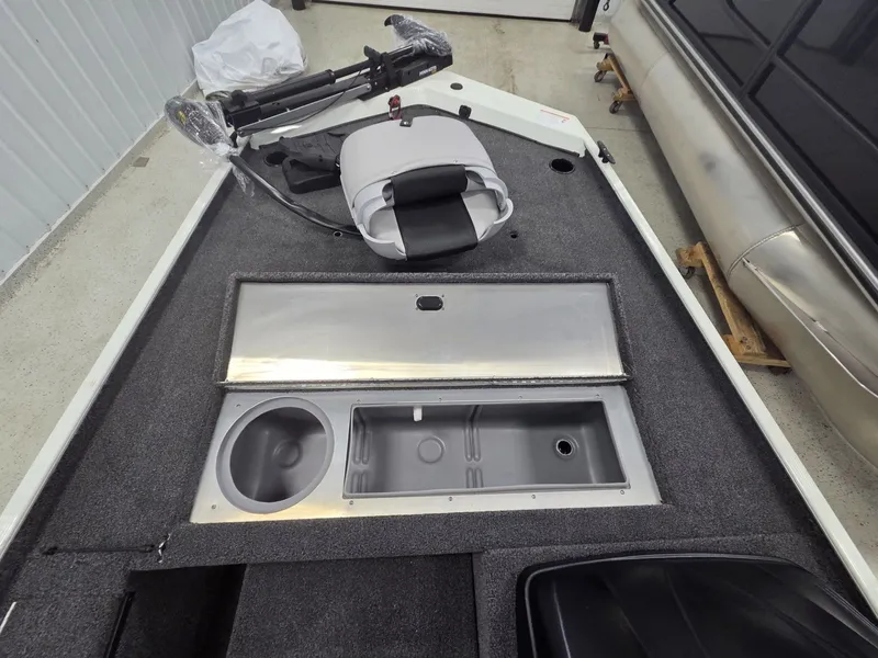 Slide: The Image of Crestliner 1600 Storm 2025 - 15