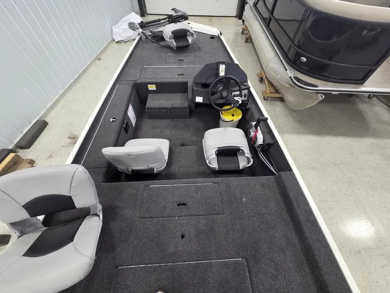 Slide: The Image of Crestliner 1600 Storm 2025 - 22