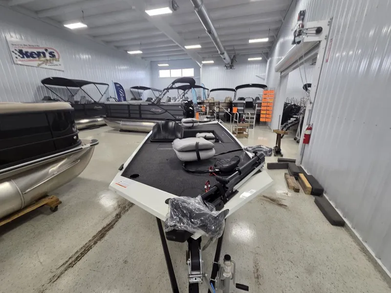 Slide: The Image of Crestliner 1600 Storm 2025 - 7