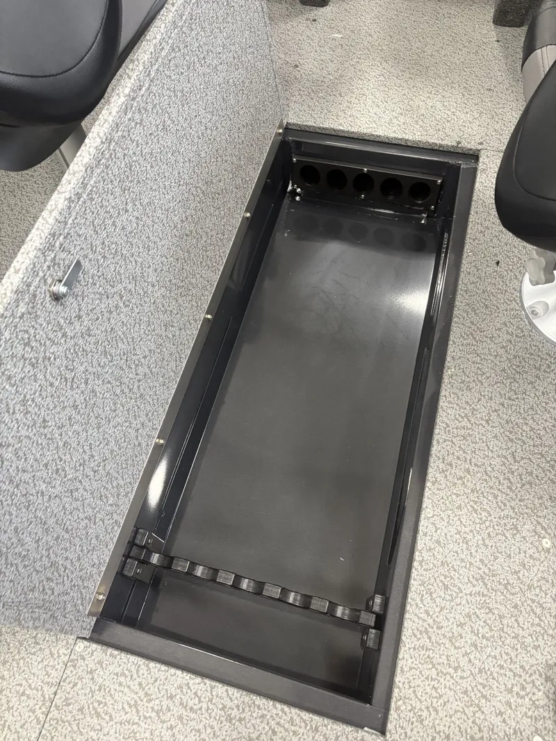 Slide: The Image of Crestliner 1650 Kodiak WT 2025 - 16